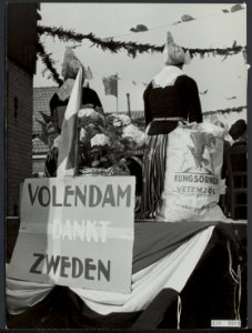 Bevrijdingsfeesten. Volendam viert feest. In de optocht met praalwagens wordt he…, Bestanddeelnr 120-0904
