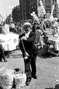 Bevrijdingsfeesten op de Dam met handelaar in feestartikelen, Bestanddeelnr 916-3977