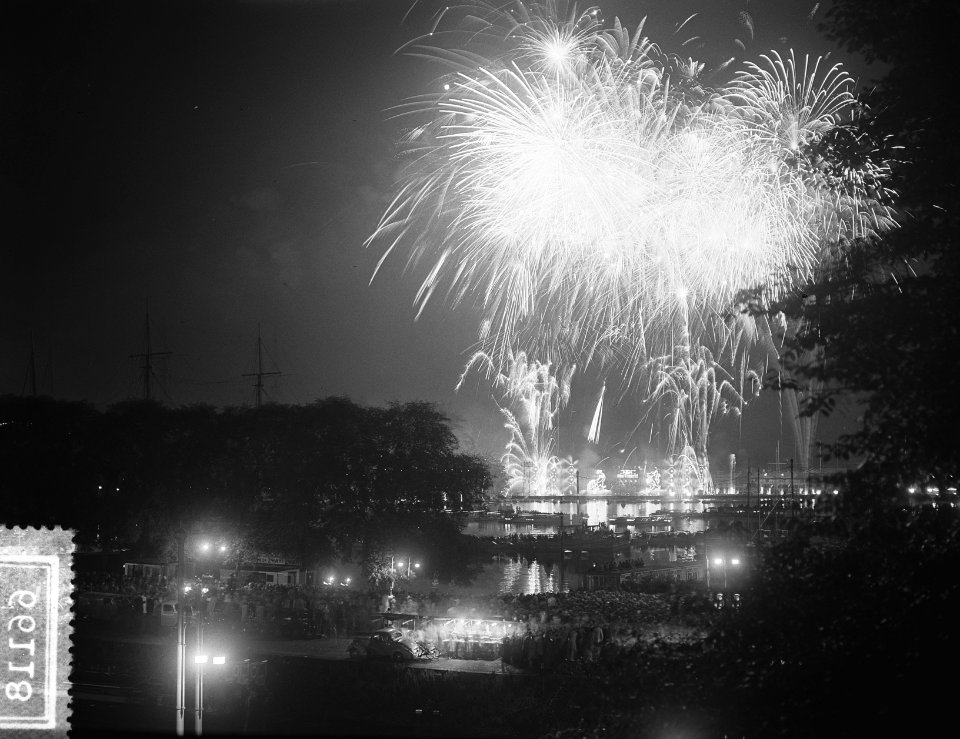 Bezoek Franse president en mevrouw Coty aan Amsterdam, vuurwerk boven Oosterdok, Bestanddeelnr 906-6118