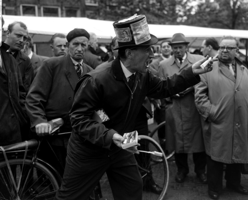 Bevrijdingsmarkt op Amstelveld, een standwerker probeert zijn produkten aan de m, Bestanddeelnr 916-4238