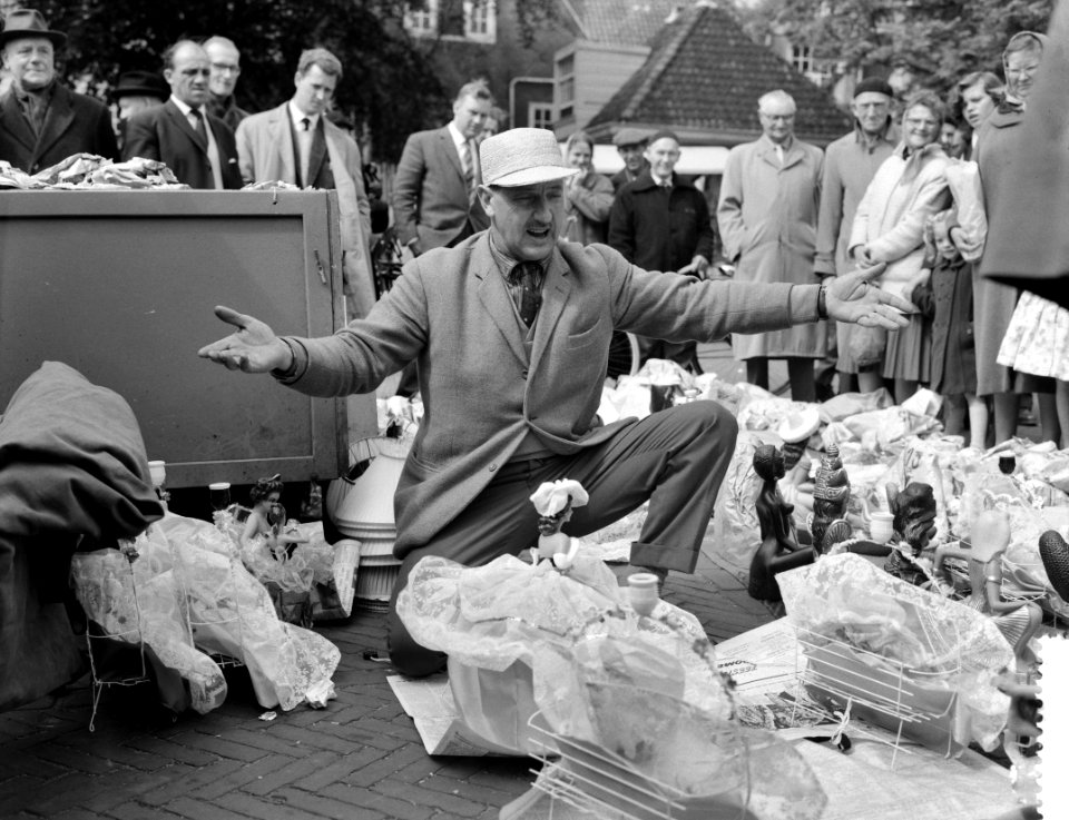 Bevrijdingsmarkt op het Amstelveld. Standwerker J. Schon in actie, Bestanddeelnr 912-4630
