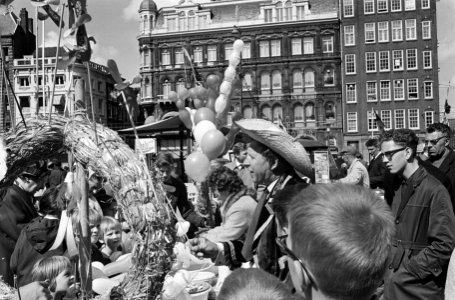 Bevrijdingsfeesten op de Dam met handelaar in feestartikelen, Bestanddeelnr 916-3980