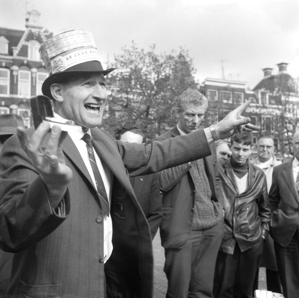 Bevrijdingsmarkt op het Amstelveld, de beste standwerker de heer J. Schon met in, Bestanddeelnr 917-7482