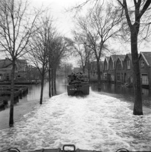 Bezoek gaat per DUKW (amfibievoertuig), Bestanddeelnr 900-2323