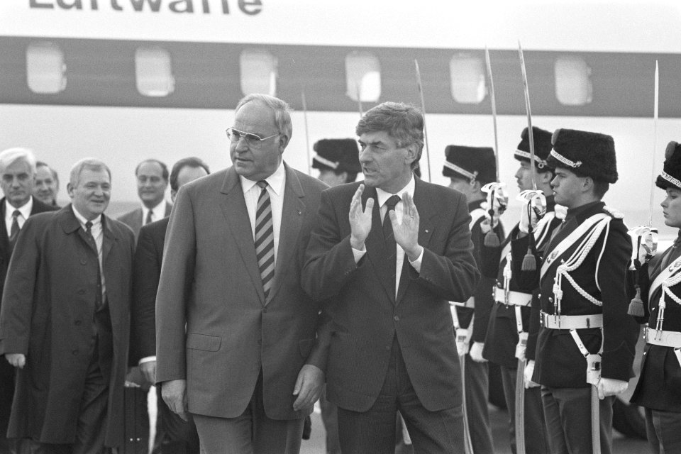 Bezoek bondskanselier Helmut Kohl Helmut Kohl en premier Lubbers op vliegveld , Bestanddeelnr 934-1403