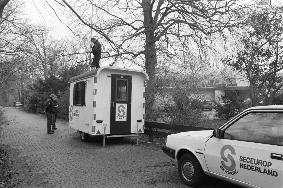 Bewakingsdienst bij de villa van de familie van Gerrit Jan Heijn in Bloemendaal, Bestanddeelnr 934-1556