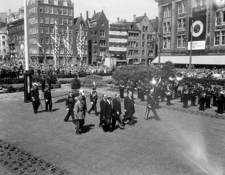 Bezoek Franse president René Coty en diens echtgenote aan Amsterdam, kransleggin, Bestanddeelnr 906-6073