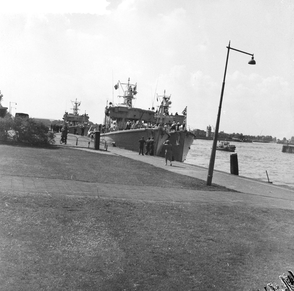 Bezoek Britse mijnenvegers aan Rotterdam De schepen aan de havenkade, Bestanddeelnr 912-5830