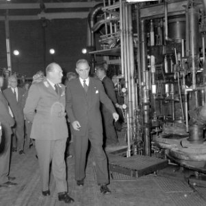 Bezoek Koning Olav aan Philips te Eindhoven, Koning Olav en ir Philips, Bestanddeelnr 916-8615
