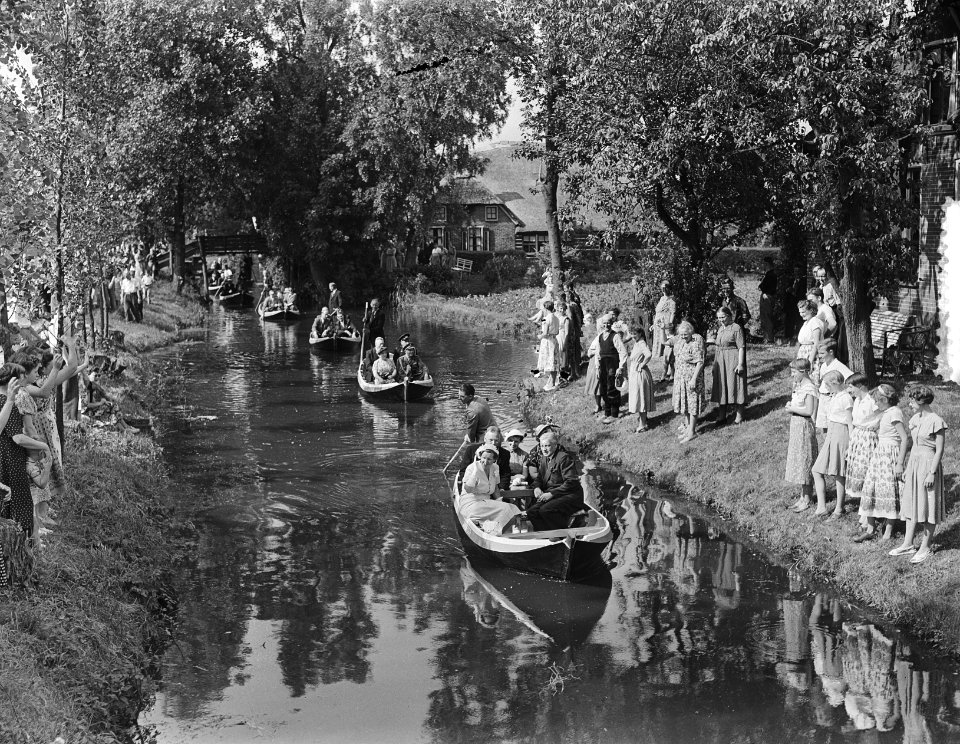 Bezoek H. M. de Koningin aan de kop van Overijssel. Overzicht van de stoet per p, Bestanddeelnr 905-8136
