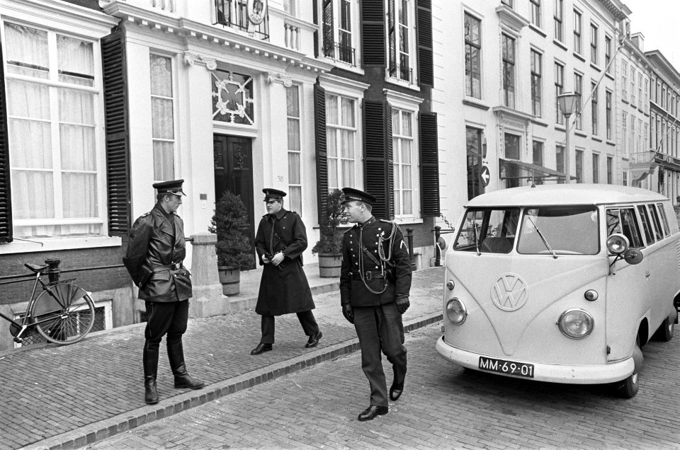 Bewaking ambassades in Den Haag overgenomen door marechaussee, Bestanddeelnr 921-1387