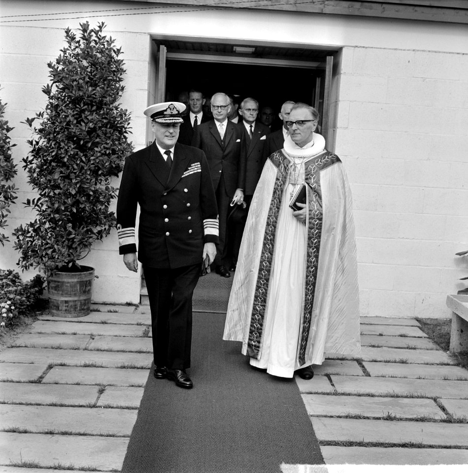 Bezoek Koning Olav van Noorwegen, Koning Olav bij het verlaten kapel op Rozenbur, Bestanddeelnr 916-8693