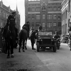 Bevrijdingsfeest Den Haag Canadese militairen en Nederlandse politie Een agent, Bestanddeelnr 900-2882