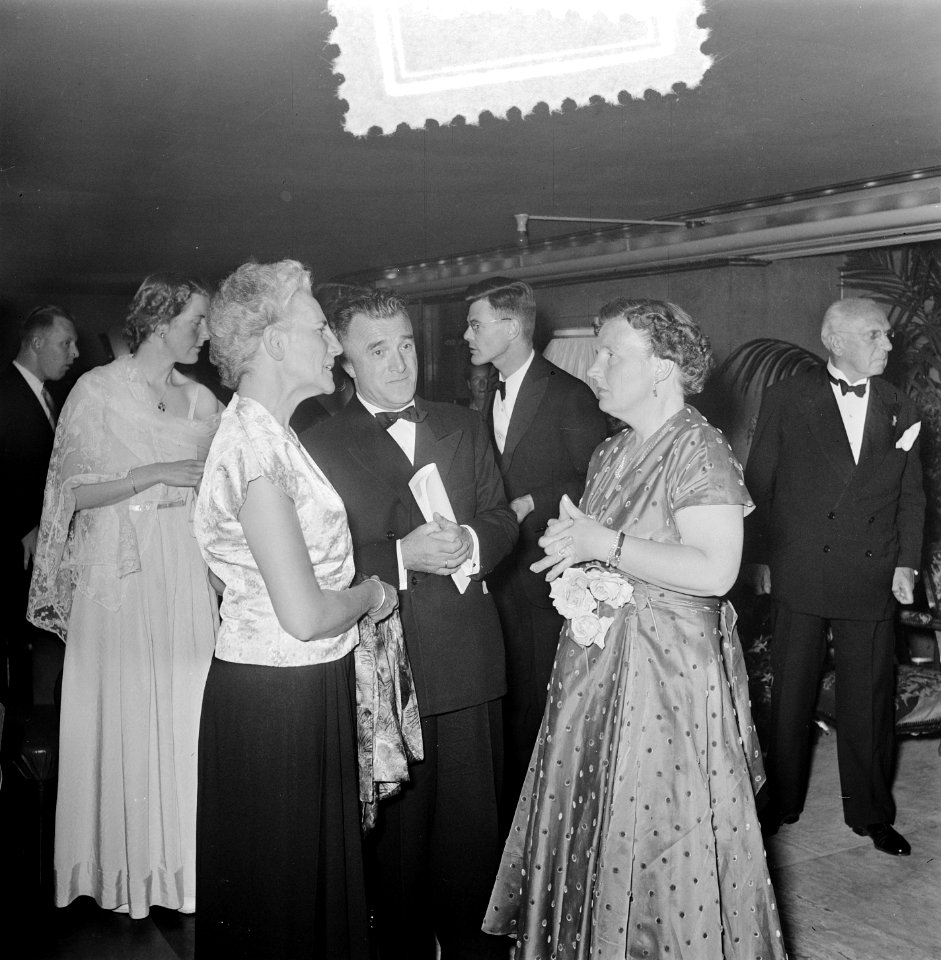 Bezoek Koningin aan Prijs van de film Dageraad der Vr.h. City Theater Amsterdam, Bestanddeelnr 905-8286