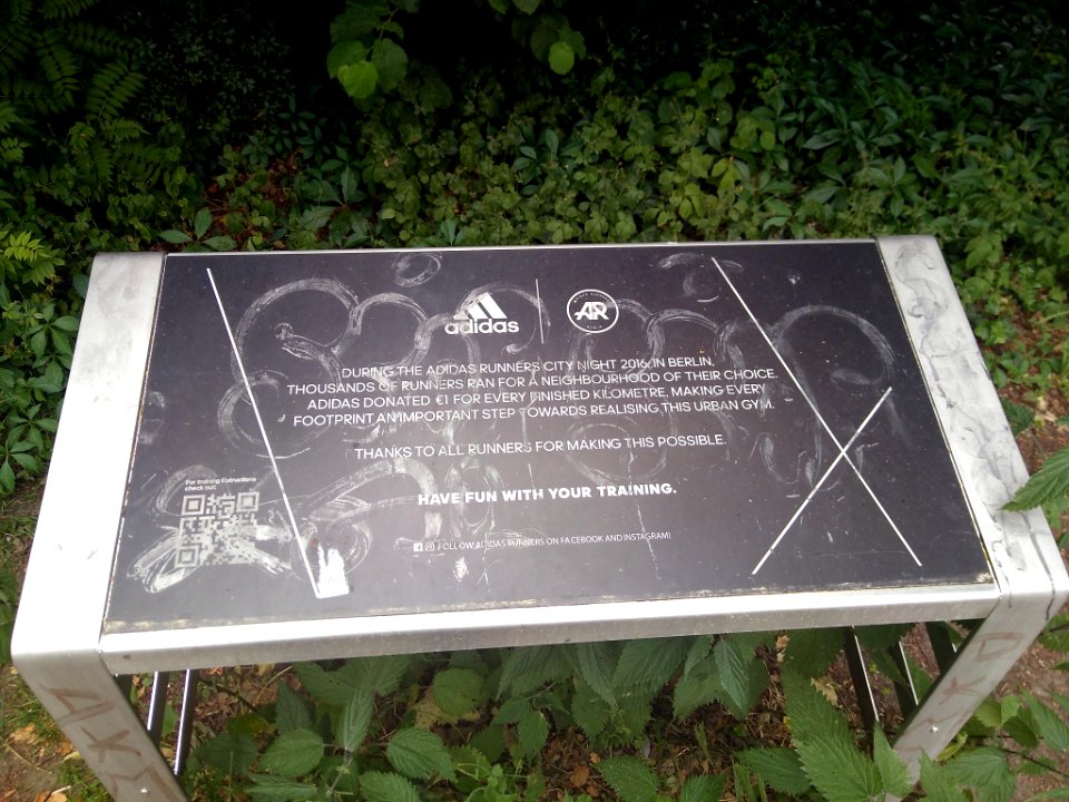 Bewegungsparcours Park am Weißensee (Berlin) Tafel adidas