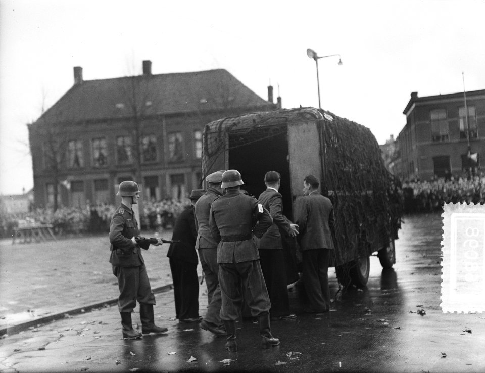 Bevrijdingsfeest (10 jaar) Tilburg, kranslegging door de Britse ambassadeur in N, Bestanddeelnr 906-8098