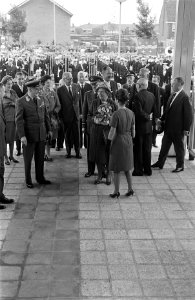 Bezoek Koning Olav aan Philips te Eindhoven, aankomst bij glasfabriek, Bestanddeelnr 916-8606