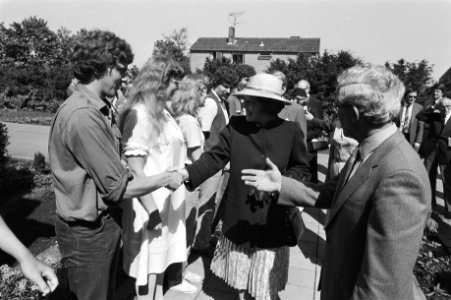 Bezoek Koningin Beatrix en prins Claus aan Noord-West-Overijssel, Beatrix en Claus bij fruitteeltbedrijf in Kraggenburg, Bestanddeelnr 931-4931
