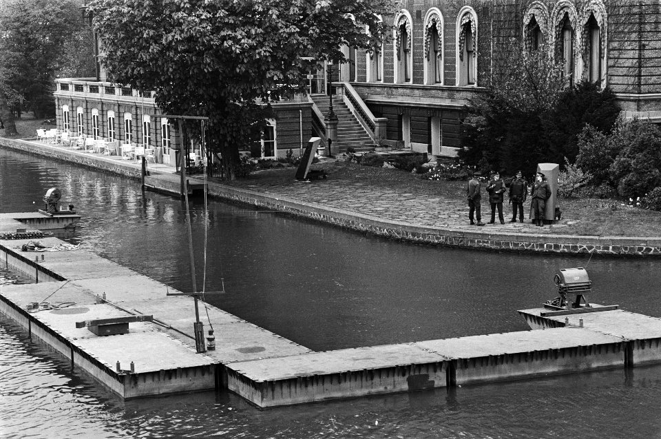 Bewaking Amstelkade i.v.m. verblijf gasten voor de troonwisseling achterzijde m, Bestanddeelnr 930-7948