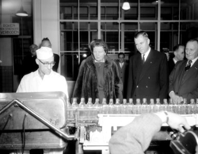 Bezoek aan condensfabriek Friesland , met directeur Ir J B Ritzema van Ikem, Bestanddeelnr 909-1277
