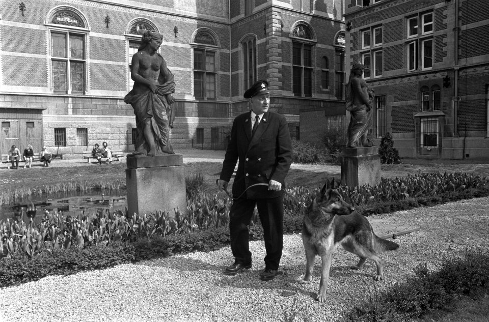 Bewaker met hond van Rijksmuseum in Amsterdam (opdracht RAI) bewaker in museumtu, Bestanddeelnr 927-1089