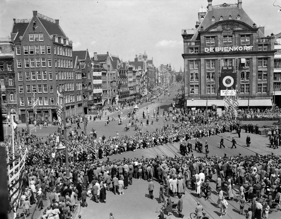 Bezoek Franse president René Coty en diens echtgenote aan Amsterdam, kransleggin, Bestanddeelnr 906-6071
