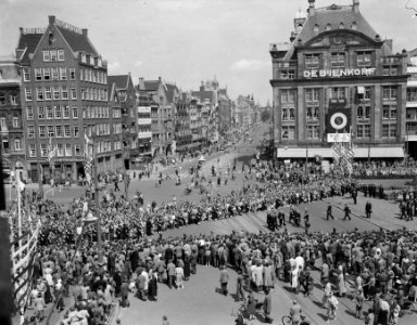 Bezoek Franse president René Coty en diens echtgenote aan Amsterdam, kransleggin, Bestanddeelnr 906-6071