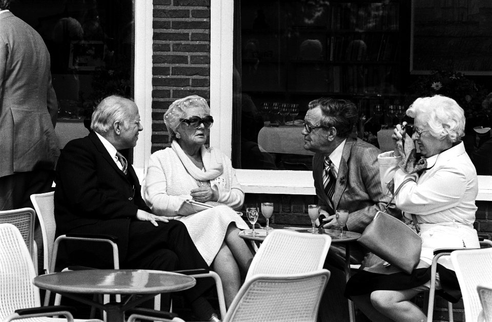 Bezoek Koningin aan Friesland Koningin Juliana drinkt iets op terras samen met , Bestanddeelnr 929-7759