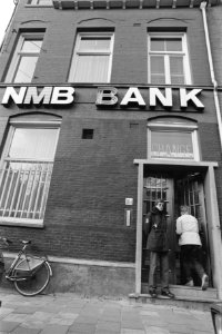 Bewaker voor bankfiliaal NMB in de P. Potterstraat , Amsterdam, Bestanddeelnr 934-1715