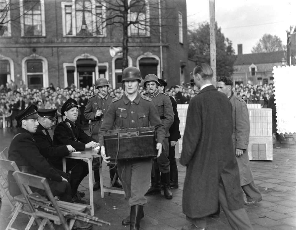 Bevrijdingsfeest (10 jaar) Tilburg, kranslegging door de Britse ambassadeur in N, Bestanddeelnr 906-8095