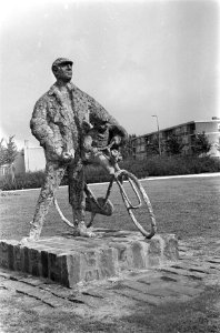 Bezoek Koning Olav aan Philips te Eindhoven, beeldman met fiets, Bestanddeelnr 916-8604