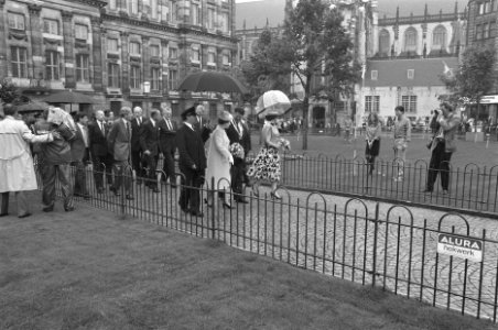 Bezoek Engels Koninklijk paar wandelen door tuin op Dam, Bestanddeelnr 934-2830