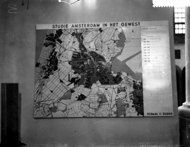Bezoek aan de Zuiderkerk waarin een tentoonstelling betrekking hebbende op de ui, Bestanddeelnr 909-8695