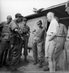 Bezoek aan het front Romme in gesprek met manschappen, Bestanddeelnr 10806