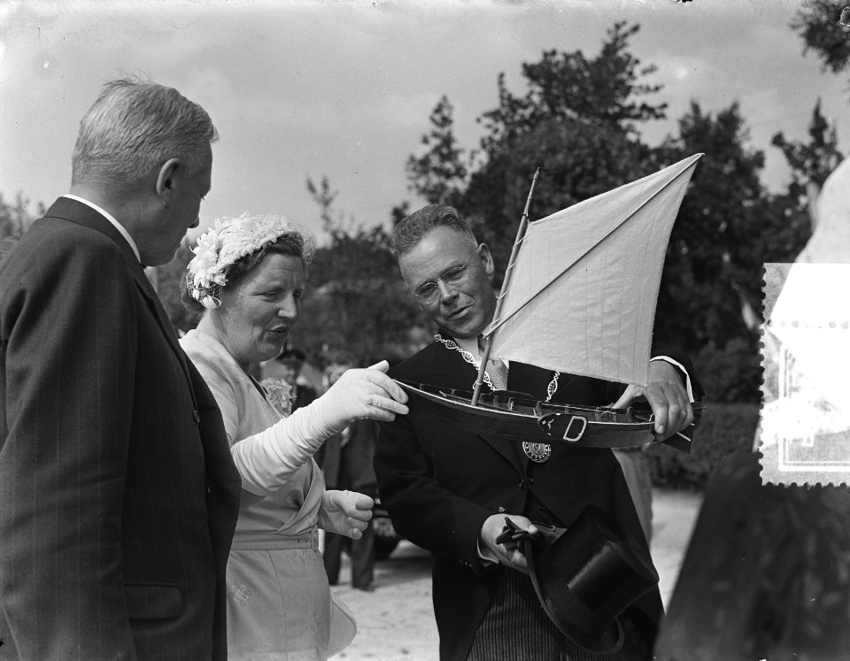 Bezoek H. M. de Koningin aan de kop van Overijssel. Aanbieden miniatuur-punter d, Bestanddeelnr 905-8129