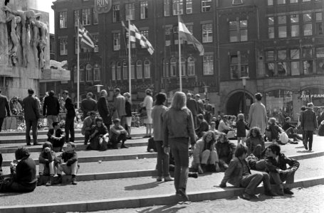 Bevrijdingsdag in Amsterdam, vele genoten van het mooie weer op de Dam, Bestanddeelnr 920-3058