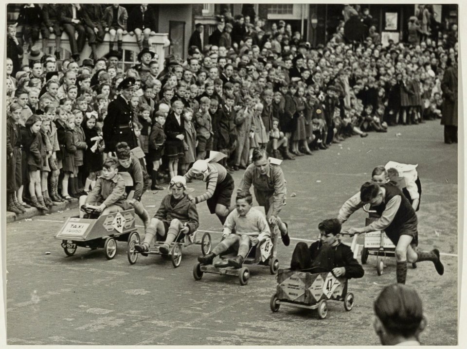 Bevrijdingsdag met zeepkistenrace op de Grote Markt. NL-HlmNHA 54010706
