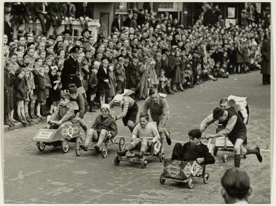 Bevrijdingsdag met zeepkistenrace op de Grote Markt. NL-HlmNHA 54010706