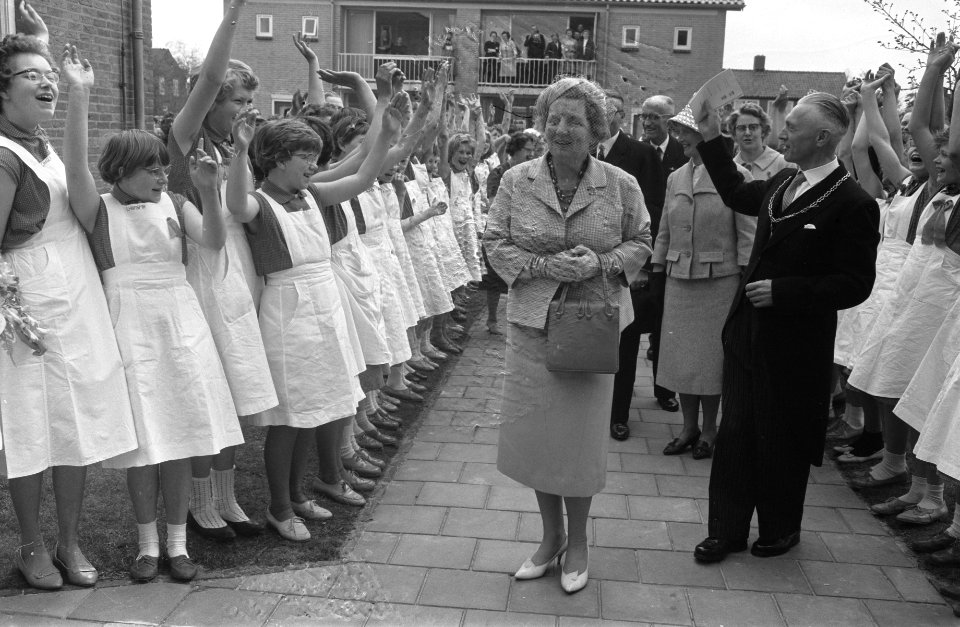 Bezoek aan Friesland van H M Bezoek Christelijke Landbouwhuishoudschool te Dro, Bestanddeelnr 912-3843