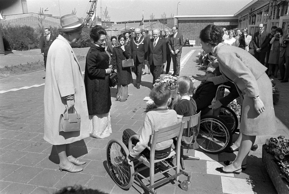 Bezoek Koning en Koningin van Nepal aan Den Haag , een bloemetje voor de Koningi, Bestanddeelnr 920-2693