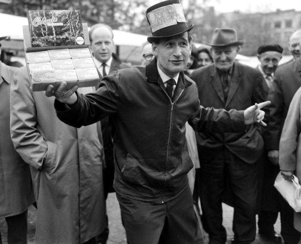 Bevrijdingsmarkt op Amstelveld, een standwerker probeert zijn produkten aan de m, Bestanddeelnr 916-4237