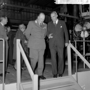 Bezoek Koning Olav aan Philips te Eindhoven, Koning Olav en ir Philips, Bestanddeelnr 916-8611