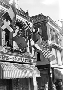 Bevrijdingsfeest Leeuwarden Vlaggen hangen uit in de Nieuwestad NZ, Bestanddeelnr 900-2699