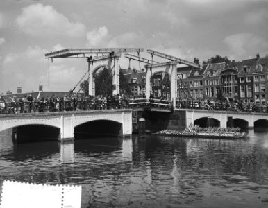 Bezoek Franse president en mevrouw Coty aan Amsterdam, bloemencorso versierde bo, Bestanddeelnr 906-6078