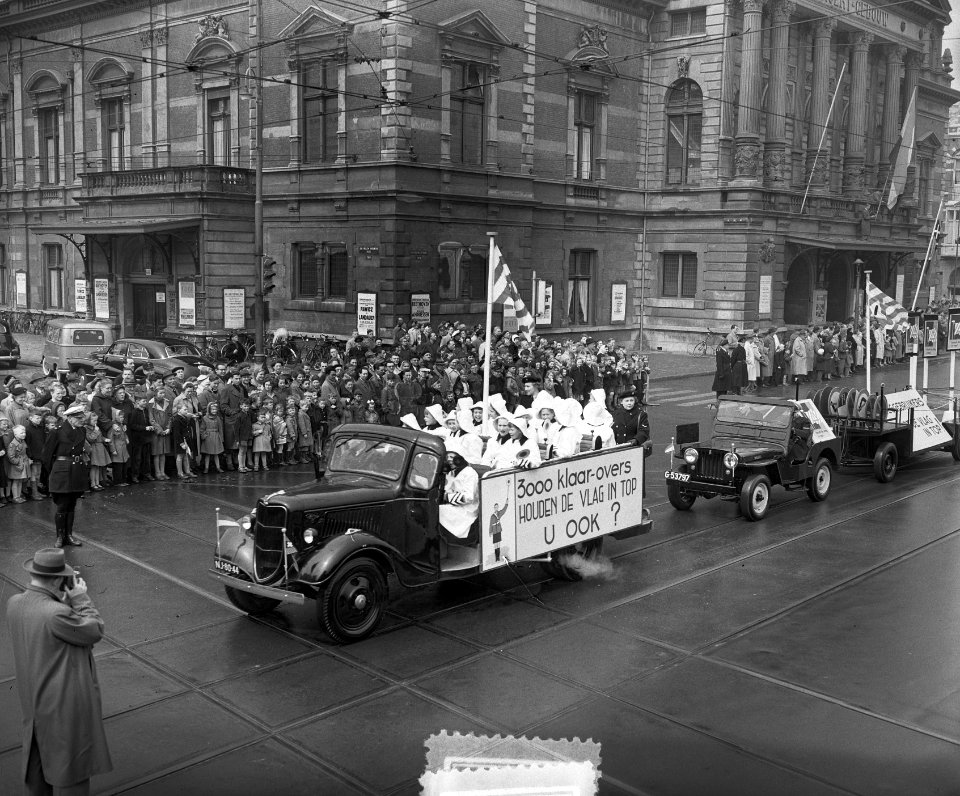 Bevrijdingsdag herdenking, optocht gemeente voertuigen, wagen met klaar-overs, Bestanddeelnr 906-4487