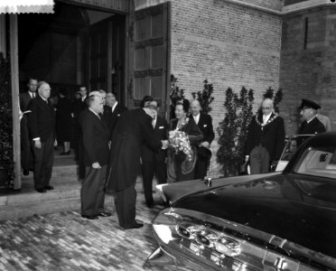 Bezoek aan de St. Laurenskerk de koningin neemt afscheid van kerkbestuur recht, Bestanddeelnr 910-7617