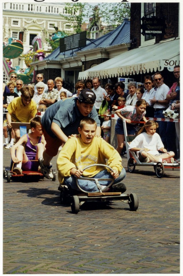 Bevrijdingsdag 1995 met zeepkistenrace op de Grote Markt en in de Lepelstraat. NL-HlmNHA 54036093