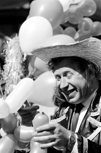 Bevrijdingsfeesten op de Dam met handelaar in feestartikelen, Bestanddeelnr 916-3969