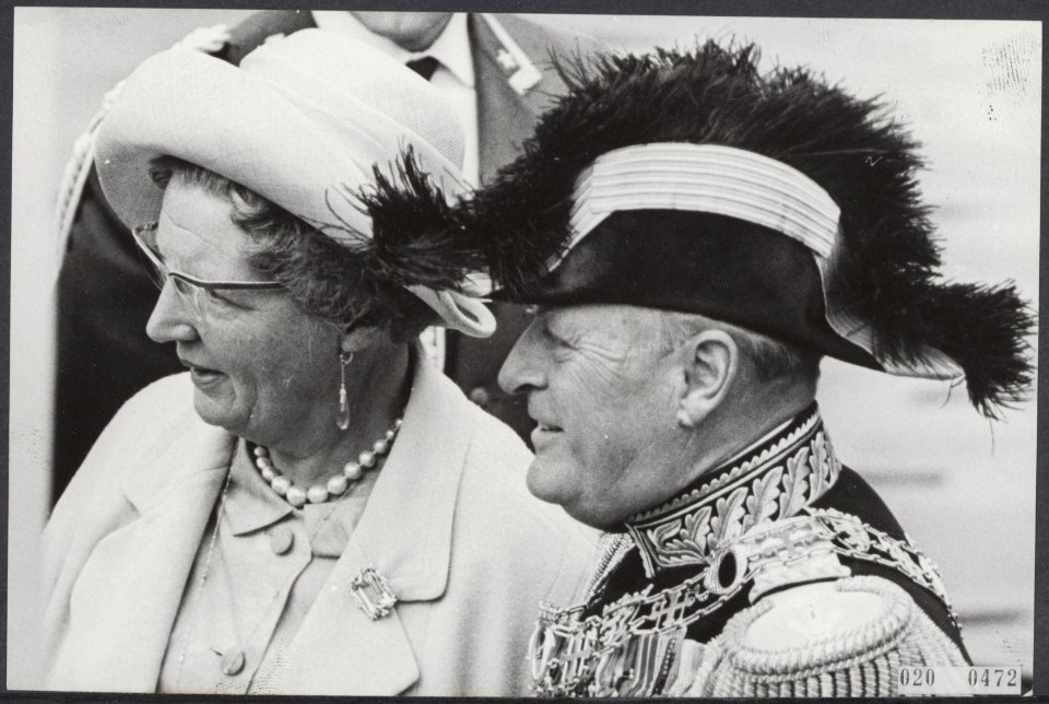 Bezoek koning Olav van Noorwegen. Aankomst. Links van hem koningin Juliana, Bestanddeelnr 020-0472