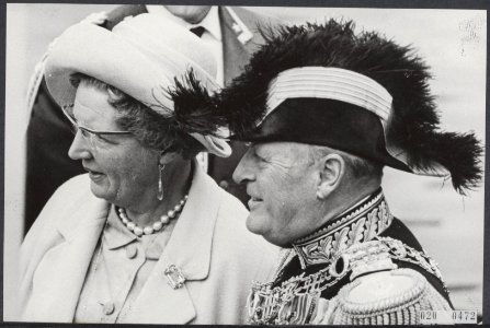 Bezoek koning Olav van Noorwegen. Aankomst. Links van hem koningin Juliana, Bestanddeelnr 020-0472